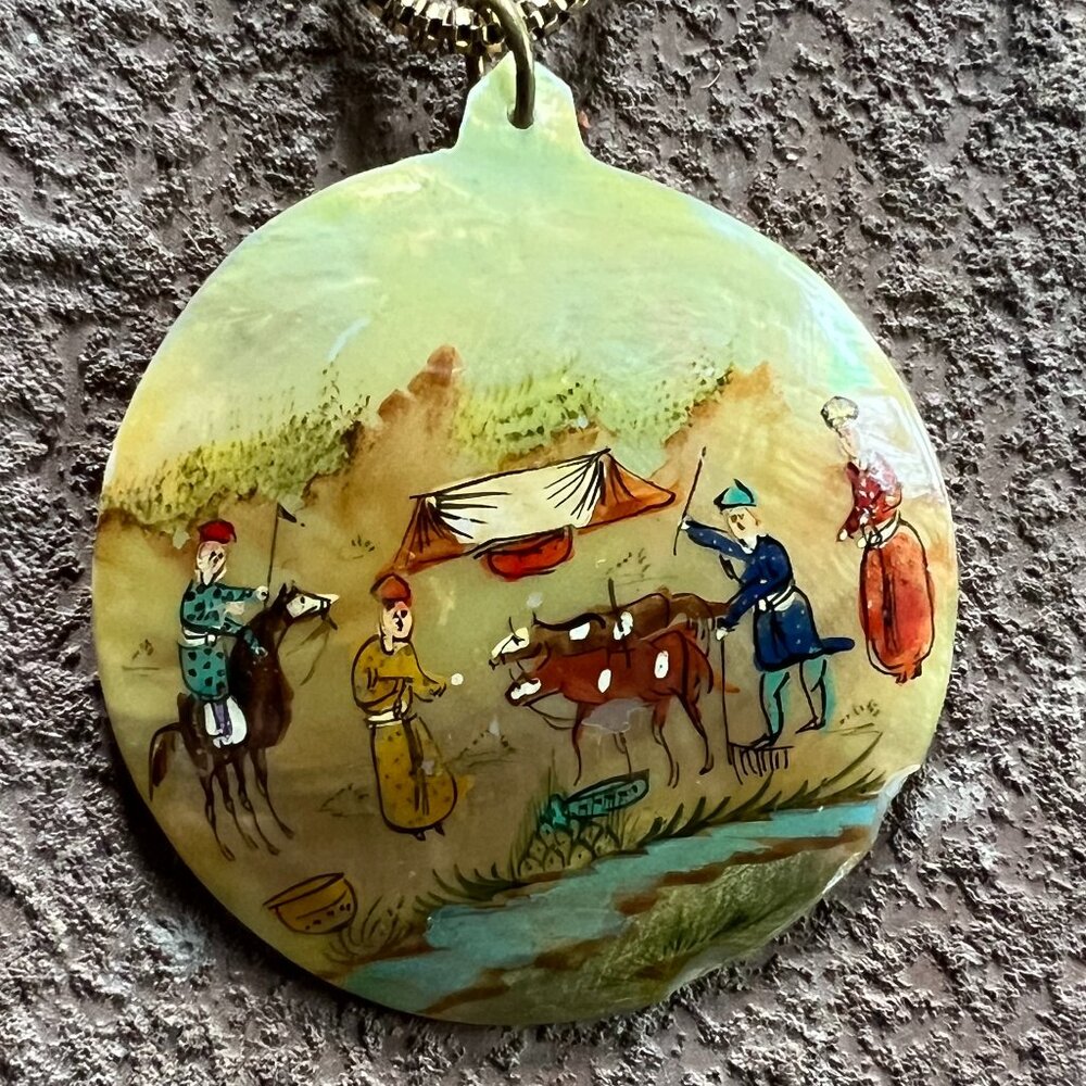 RARE Vtg Hand-Painted Pendant Japanese Scene on Mother of Pearl Shell Necklace